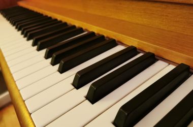 Nahaufnahme: Klaviertasten.