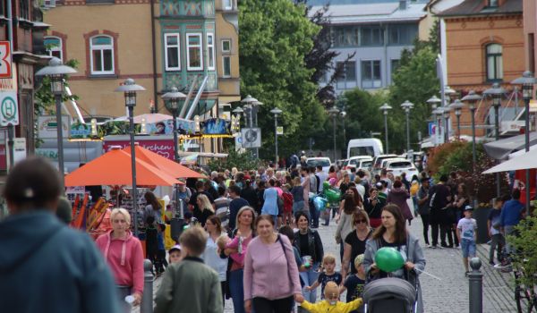 Viele Menschen laufen durch die Fußgängerzone der Stadt Sonneberg. Links und rechts stehen Verkaufsstände.