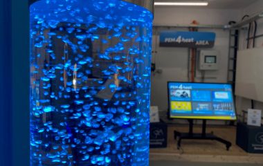 Eine blau beleuchtete Säule mit Luftblasen darin.