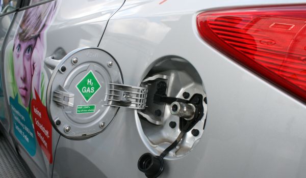 Wasserstoffbetriebenes Auto mit offenem Tankdeckel.
