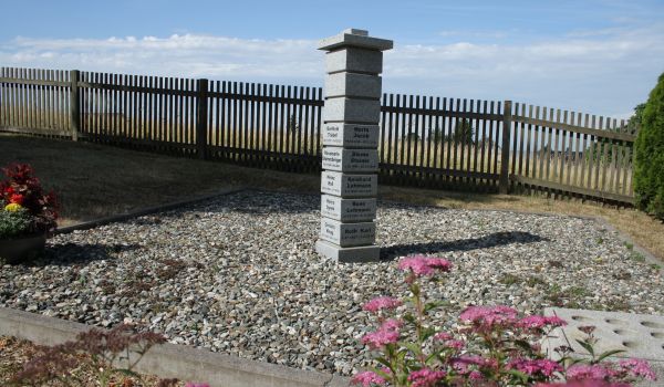 Ein stabförmiger Grabstein.