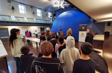 Das blaue Kuppelzelt im G-Haus ist ein Pop-up-Planetarium, welches eigens für Bildungszwecke entwickelt wurde. Fotos: Stadt Sonneberg/C. Heinkel