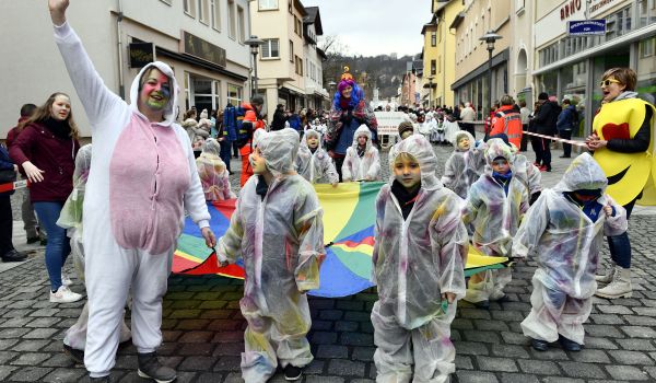 Verkleidete Kindergartenkinder und Erzieherinnen.