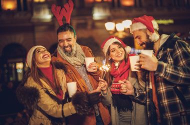 Vier Personen auf einem Weihnachtsmakt.