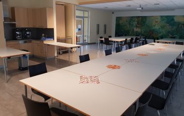 Tische mit Stühlen in der Wolke 14.