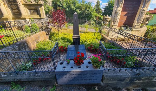 Familiengrabstätte auf dem Hauptfriedhof Sonneberg.