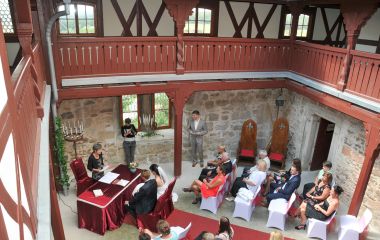 Hochzeit in einem Burginnenhof.