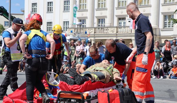 Die Bergrettung und das DRK führen einen Einsatz vor.