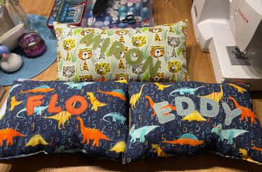 Auf einem Tisch liegen bunte Kissen.