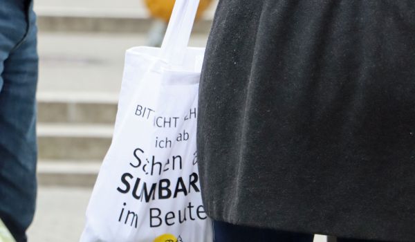 Eine Tragetasche mit der Aufschrift: Bitte nicht schubsen, ich hab Sachen aus Sumbarch im Beutel.
