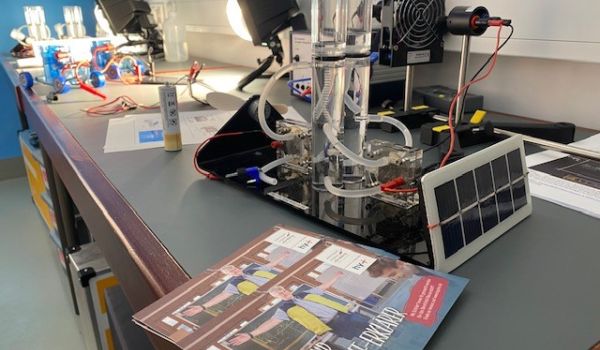 Experimentiersets auf einem Tisch.