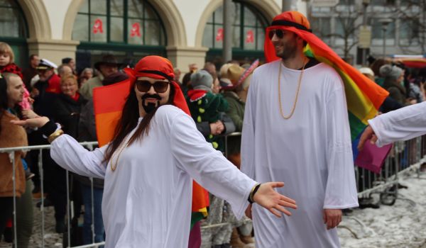 Zwei Personen als Scheich mit regenbogenfarbenen Tüchern.