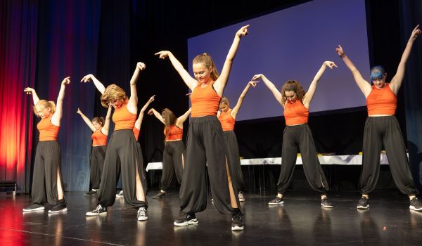 Jugendliche tanzen auf einer Bühe.