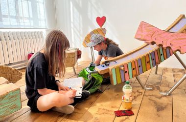Kinder sitzen im Spielbereich des Spielzeugmuseums Sonneberg.