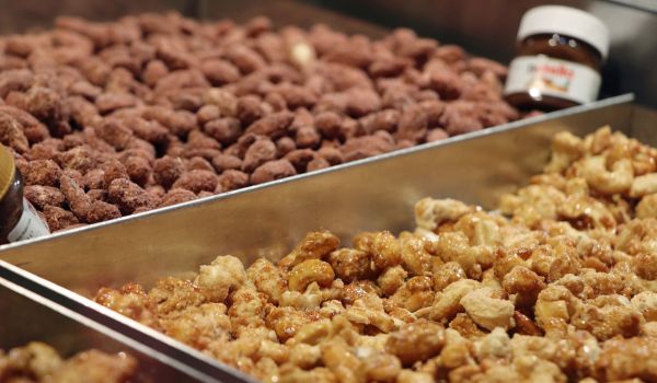 Zwei Tablets mit gebrannten Mandeln.