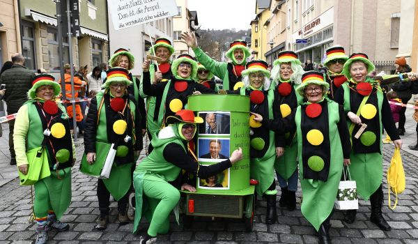 Menschen sind als grüne Ampeln verkleidet.