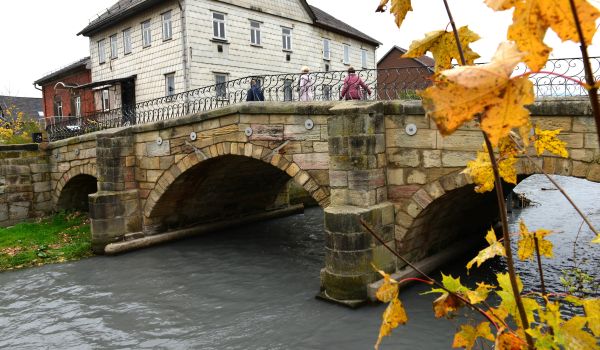 Oberlinder Brücke über einem Fluss.