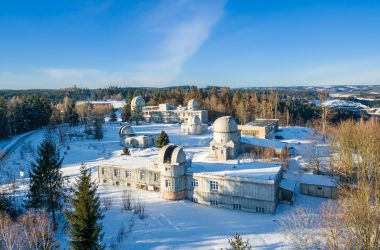 Das Sternwartenareal von oben. Es liegt Schnee.
