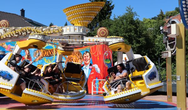 Ein buntes Fahrgeschäft.