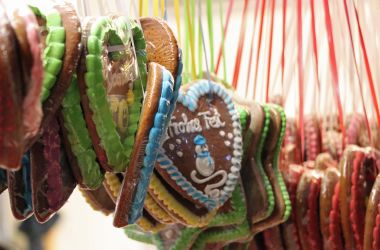 Viele bunte Lebkuchenherzen an einem Verkaufsstand.