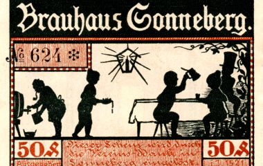 Ein alter Schein mit der Überschrift Brauhaus Sonneberg. Darunter sind Schatten von Menschen zusehen, die Bier an Gäste ausschenken.