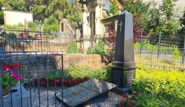 Familiengrabstätte auf dem Hauptfriedhof Sonneberg.