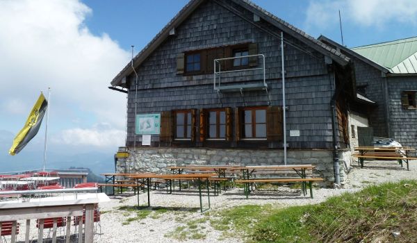 Eine Berghütte mit Holzschindeln.