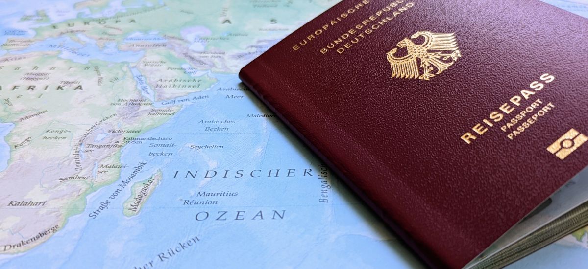 Ein Reisepass liegt auf einer Landkarte.