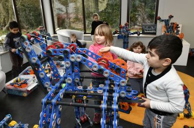 Kinder experimentieren mit einem Technikbaukasten.