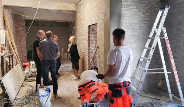 Sechs Personen auf einer Baustelle.