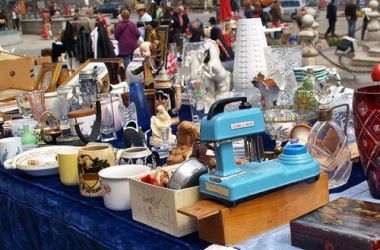 Verschiedene Gegenstände an einem Flohmarktstand.