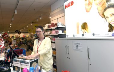 Der sympathische Nahversorger: NKD mit seinem Textil- und Deko-Angebot. (Foto: Carl-Heinz Zitzmann)