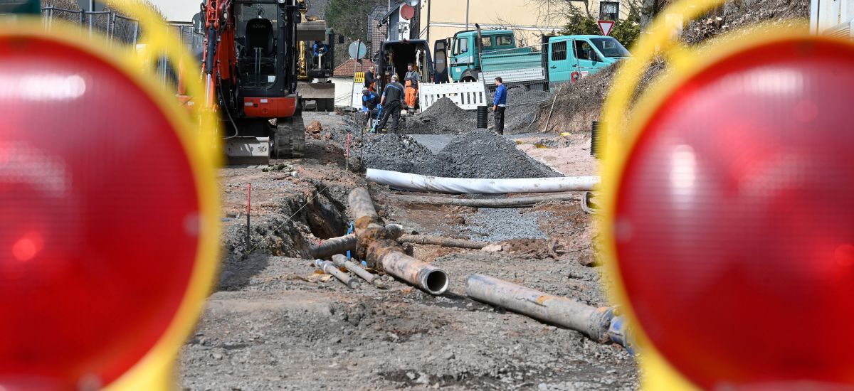 Straßensperrung auf einer Baustelle.
