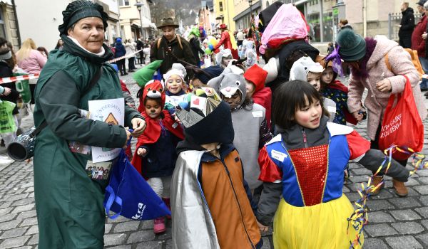 Verkleidete Kindergartenkinder und Erzieherinnen.