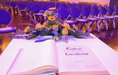 Ein Buch liegt auf einem Tisch.