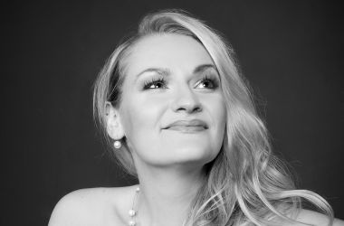 Schwarz-Weiß: Eine Frau im Abendkleid.