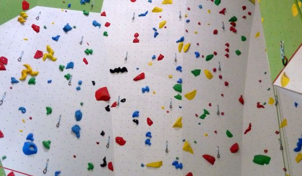 Eine Kletterwand.
