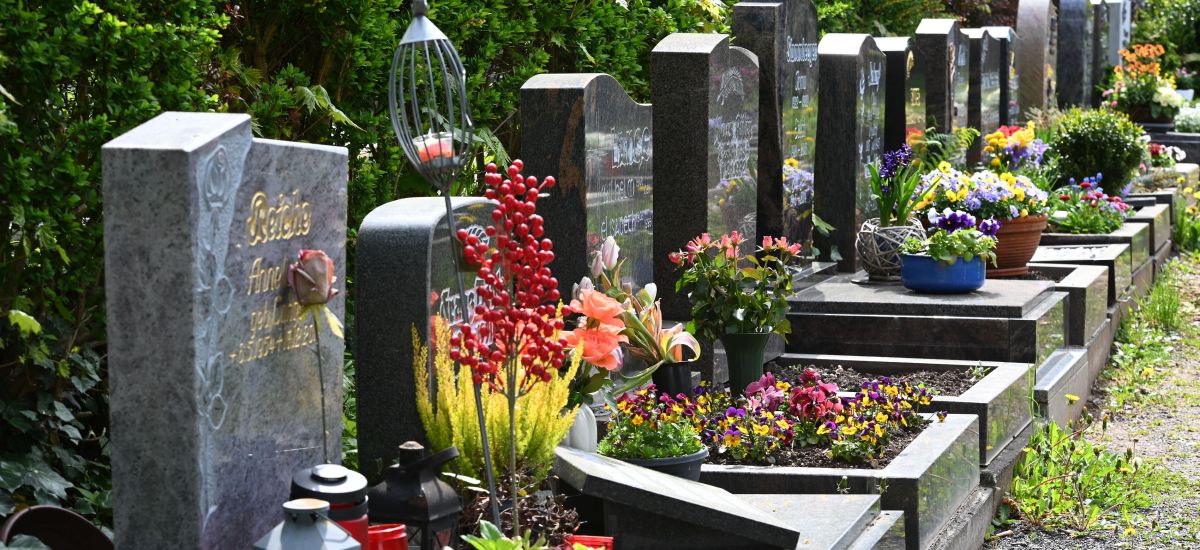 Urnengrabstätten auf dem Friedhof.