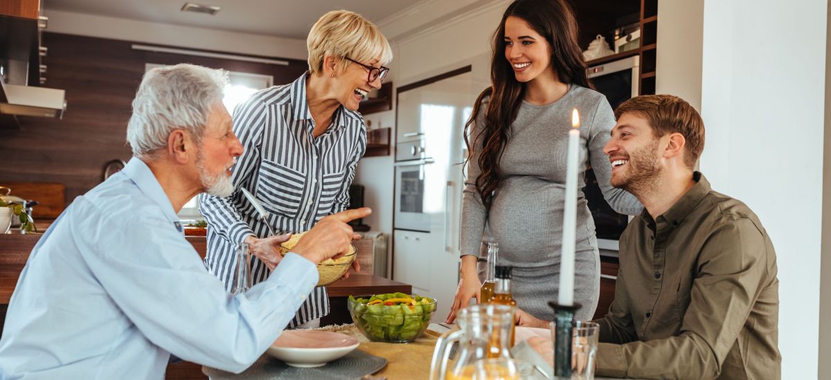 Eine Familie am Esstisch.