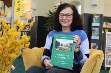 Autorin Carola Hildebrand mit ihrem Buch, Foto: C. Heim
