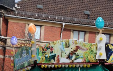 Ostereier an einem Kinderkarussell.