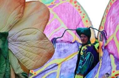 Ein Mann in buntem Schmetterlingskostüm.