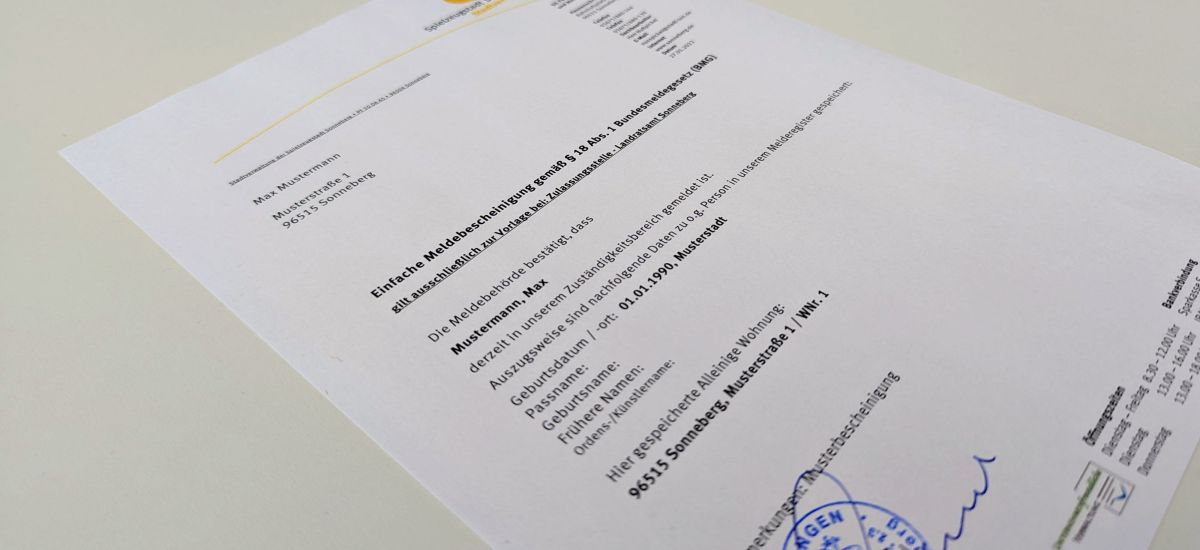Nahaufnahme: einer Meldebescheinigung.