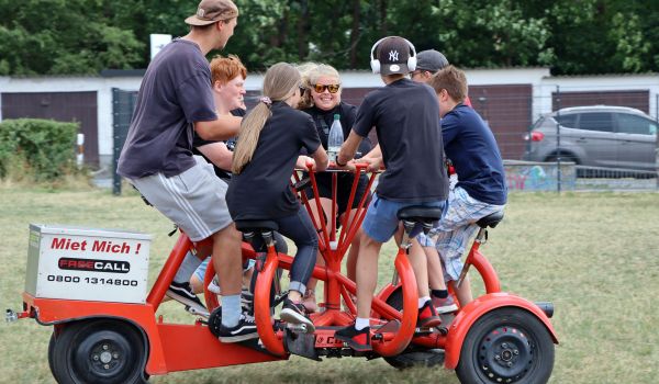 Jugendliche fahren mit einem Teambike.