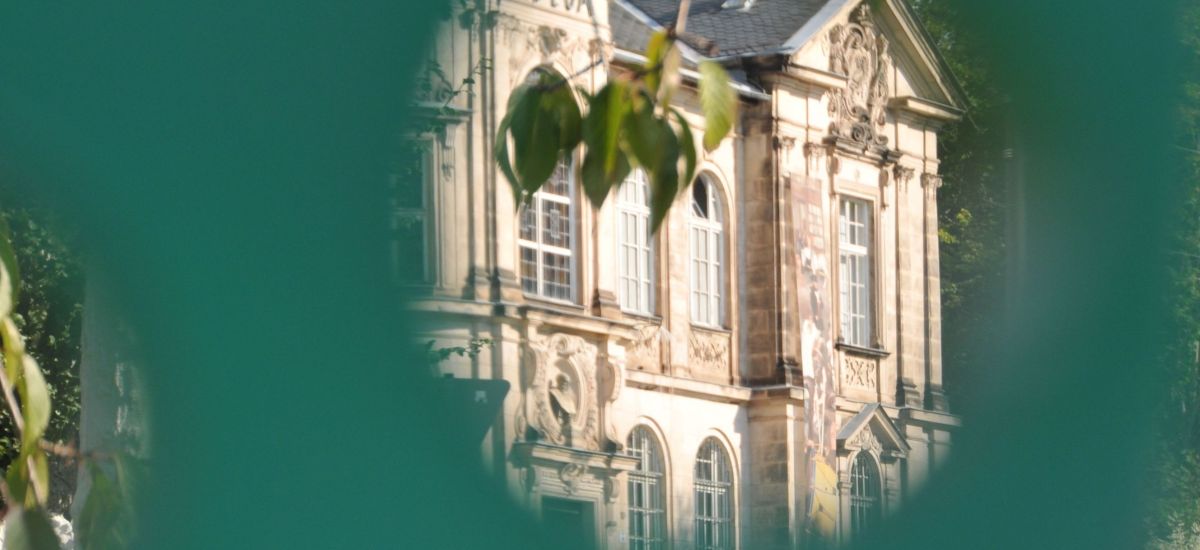 Ein altes Sandstein-Gebäude. Es ist das Spielzeugmuseum der Stadt Sonneberg.