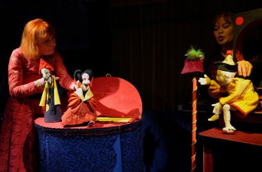 Zwei Frauen mit Handpuppen.