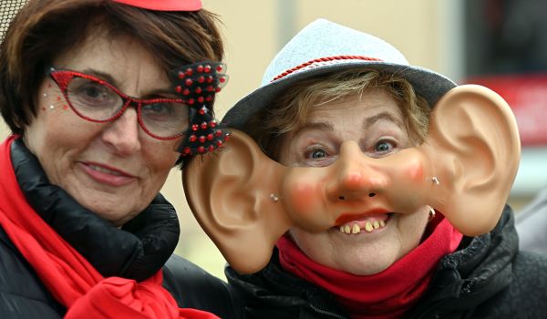 Ein Frau mit Ohren-Maske und Hut.