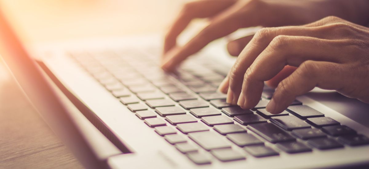 Ein Frau an einem Laptop.