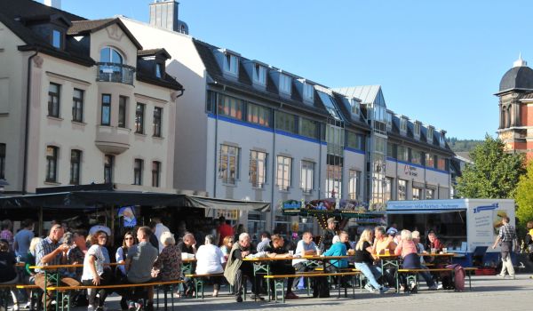 Der improvisierte Biergarten auf dem PIKO-Platz wird durch die Besucher zahlreich angenommen.