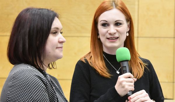 Zwei Frauen stehen nebeneinander.